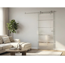 Porte coulissante en verre avec bandes horizontales et système en métal dans un salon lumineux et moderne.