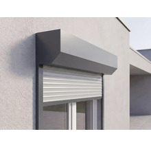 Volet roulant extérieur avec coffre anthracite et lames gris clair, monté sur un mur extérieur au-dessus d'une fenêtre.