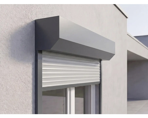Vorbaurollladen mit anthrazitfarbenem Kasten und hellgrauen Lamellen, montiert an einer Außenwand über einem Fenster.