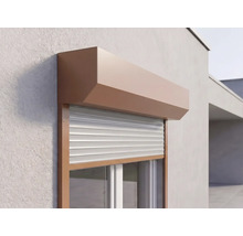 Volet roulant extérieur marron avec caisson angulaire et lames gris clair sur un mur.