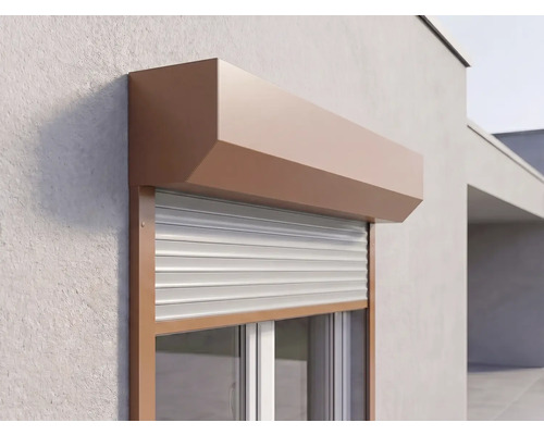 Volet roulant extérieur marron avec caisson angulaire et lames gris clair sur un mur.