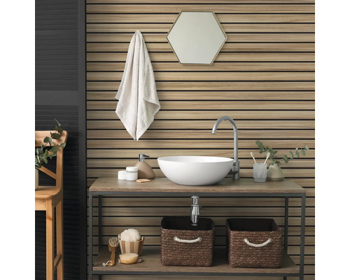 Modernes Badezimmer mit Wandpaneelen aus Holzlamellen, weißem Aufsatzbecken auf einem Holzregal und einem hexagonalen Spiegel.