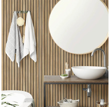 Modernes Badezimmer mit Wandpaneelen aus Holzlatten, einem runden Spiegel und einem weißen Aufsatzwaschbecken auf einem Holzwaschtisch.