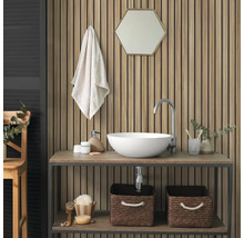 Modernes Badezimmer mit Akustikpaneelen in Holzoptik, weißem Aufsatzwaschbecken auf einem Waschtisch und einem sechseckigen Spiegel.