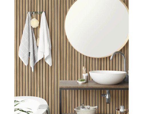 Modernes Badezimmer mit Wandpaneelen aus Holzlatten, einem runden Spiegel und einem weißen Aufsatzwaschbecken auf einem Holzwaschtisch.