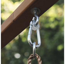 Crochet de balançoire en métal avec mousqueton fixé à une poutre en bois pour le montage d'une corde de balançoire.