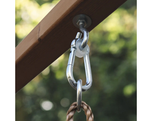 Crochet de balançoire en métal avec mousqueton fixé à une poutre en bois pour le montage d'une corde de balançoire.