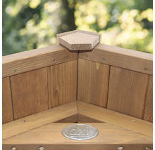 Vue détaillée d'un raccord d'angle en bois avec AXI Logo et des vis apparentes.