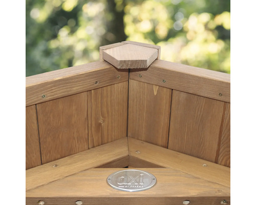 Vue détaillée d'un raccord d'angle en bois avec AXI Logo et des vis apparentes.