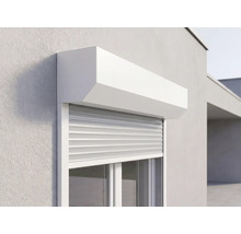 Volet roulant extérieur en aluminium monté au-dessus d'une fenêtre sur une façade.