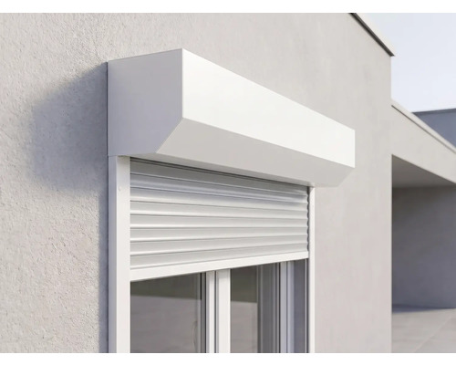 Volet roulant extérieur blanc en aluminium, monté sur une fenêtre d'une façade claire pour la protection solaire et l'intimité.