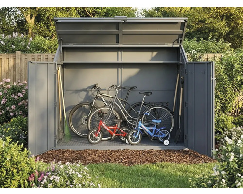 Abri à vélos en métal ouvert dans un jardin avec vélos pour adultes et enfants, râteau et pelle.