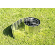 Bordure de pelouse métallique galvanisée avec profil ondulé sur une pelouse.