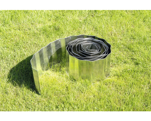 Bordure de pelouse métallique galvanisée avec profil ondulé sur une pelouse.