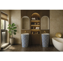 Mediterranes Badezimmer mit zwei gemusterten Säulenwaschbecken, Rundbogenspiegeln, einer beleuchteten Wandnische und einer freistehenden Badewanne.