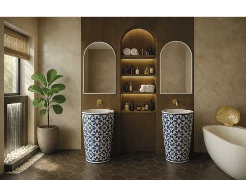 Mediterranes Badezimmer mit zwei gemusterten Säulenwaschbecken, Rundbogenspiegeln, einer beleuchteten Wandnische und einer freistehenden Badewanne.