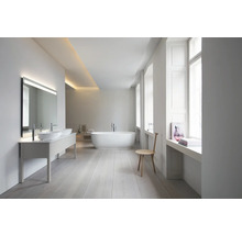 Salle de bains spacieuse et lumineuse avec double vasque, miroir LED, baignoire en îlot et parquet clair dans un style moderne et minimaliste.