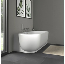 Baignoire murale ovale blanche moderne avec robinetterie chromée dans une salle de bain minimaliste avec sol carrelé et décoration murale.