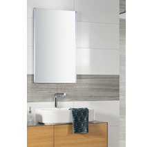 Heller Badezimmerbereich mit modernem Spiegelschrank inklusive LED-Beleuchtung, weißem Aufsatzwaschbecken und einem Unterschrank in Holzoptik.