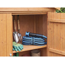 Offener Gartenschrank aus Holz mit verstauter Handschaufel, Gartenkralle, Gartenhandschuhen und einem flexiblen Gartenschlauch auf einem Einlegeboden.