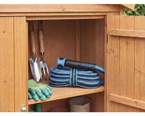 Offener Gartenschrank aus Holz mit verstauter Handschaufel, Gartenkralle, Gartenhandschuhen und einem flexiblen Gartenschlauch auf einem Einlegeboden.