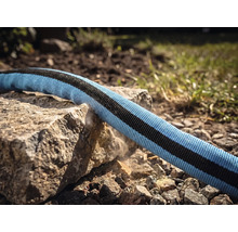 Ein Textilgartenschlauch wird über eine scharfe Gesteinskante gezogen um die Robustheit und Abriebfestigkeit zu demonstrieren.