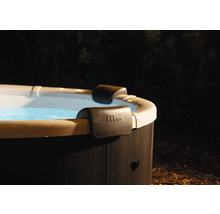 Gros plan d un spa avec deux repose-têtes noirs sur le bord et le MSpa Logo.