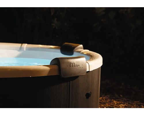 Gros plan d un spa avec deux repose-têtes noirs sur le bord et le MSpa Logo.