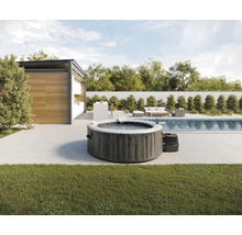 Jacuzzi gonflable Intex avec un aspect bois sur une terrasse moderne à côté d une piscine et d un abri de jardin.