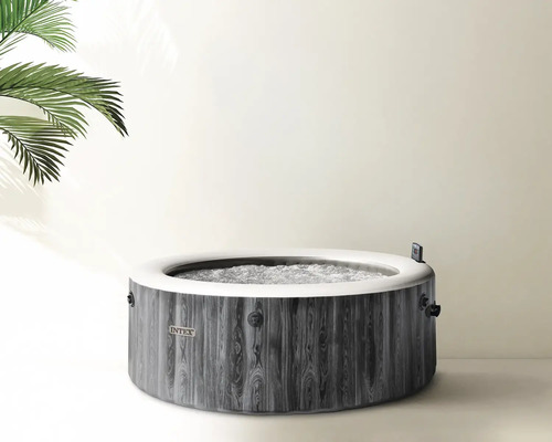 Jacuzzi gonflable rond Intex avec extérieur en aspect bois gris, Intex Logo et eau bouillonnante.