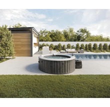 Spa gonflable rond Intex aspect bois sur une terrasse moderne à côté de la piscine et du pavillon de jardin.