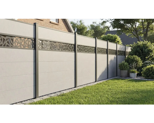Brise-vue moderne en panneaux avec un élément décoratif géométrique dans un jardin avec pelouse.