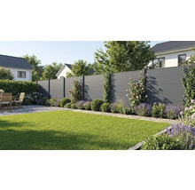 Clôture brise-vue moderne anthracite dans un jardin avec pelouse, lavande et meubles en bois sur une terrasse en gravier.