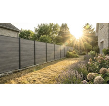 Moderner Sichtschutzzaun aus horizontalen WPC-Lamellen in Holzoptik mit dunklen Metallpfosten in einem sonnigen Garten mit Blumenbeet.