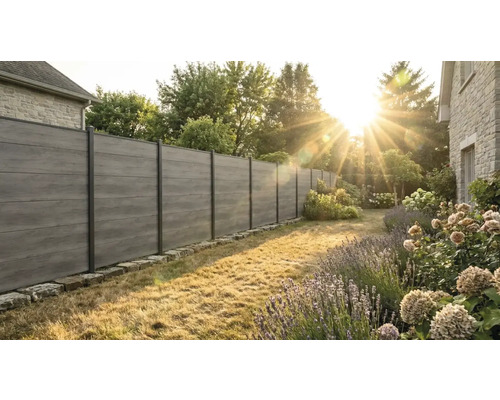 Moderner Sichtschutzzaun aus horizontalen WPC-Lamellen in Holzoptik mit dunklen Metallpfosten in einem sonnigen Garten mit Blumenbeet.