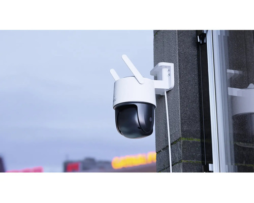 Caméra de surveillance extérieure avec deux antennes montée sur un mur extérieur.