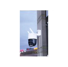 Caméra de surveillance extérieure avec deux antennes fixée au mur.