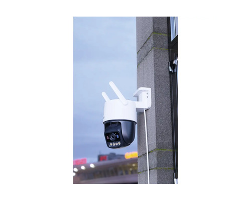 Caméra de surveillance extérieure avec deux antennes fixée au mur.
