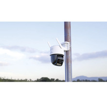 Caméra de surveillance pour l'extérieur avec deux antennes, montée sur un poteau en plein air.
