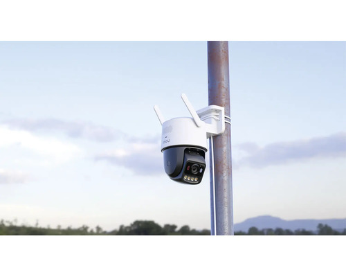 Caméra de surveillance pour l'extérieur avec deux antennes, montée sur un poteau en plein air.