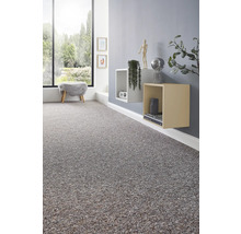 Strukturierter Teppichboden in einem hellen, modern eingerichteten Wohnraum mit grauer Wand und Schweberegalen.