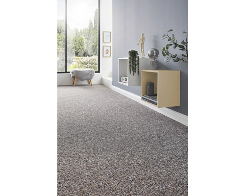 Strukturierter Teppichboden in einem hellen, modern eingerichteten Wohnraum mit grauer Wand und Schweberegalen.