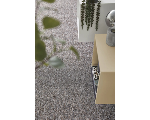 Strukturierter Teppichboden in einem modern eingerichteten Wohnraum mit Beistelltisch und Pflanze.