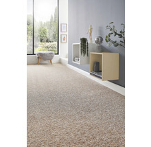 Pièce de vie lumineuse avec moquette beige texturée, mur gris, étagères murales et grande baie vitrée.