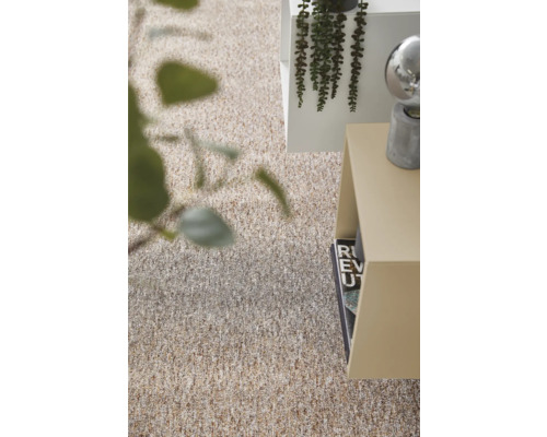 Moquette structurée beige et brune dans une pièce lumineuse et moderne avec une table d'appoint et des plantes.