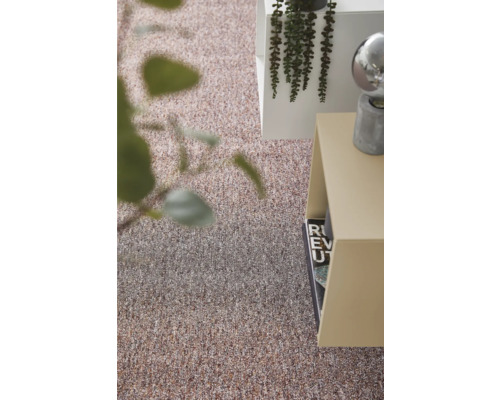 Strukturierter Melange-Teppichboden in einem modernen Wohnzimmer mit Beistelltischen und Zimmerpflanzen.