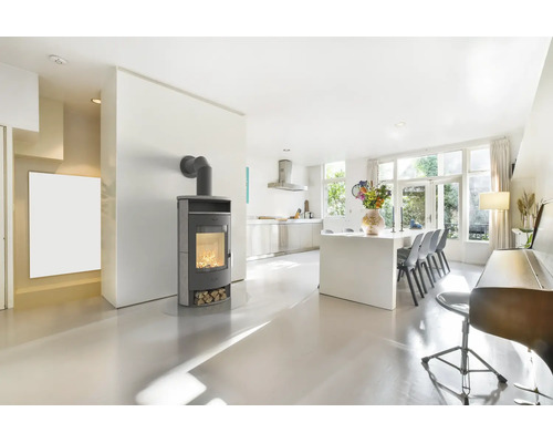 Poêle à bois moderne avec vitre et compartiment à bois dans un salon et une salle à manger lumineux et ouverts.