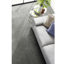 Strukturierter Teppichboden in einem hellen, modernen Wohnzimmer mit Sofa und Beistelltisch.