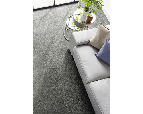 Strukturierter Teppichboden in einem hellen, modernen Wohnzimmer mit Sofa und Beistelltisch.