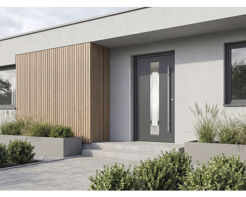 Porte d'entrée moderne anthracite avec insert vitré et poignée barre, façade en bois, jardinières grises et entrée pavée.